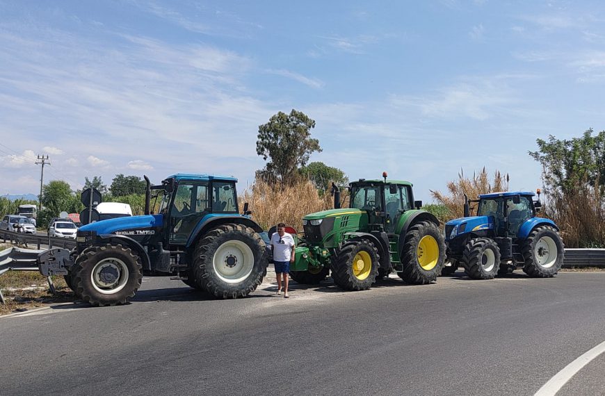 Trenta trattori bloccano le strade. Grazie ai cittadini per la solidarietà. E la Regione?