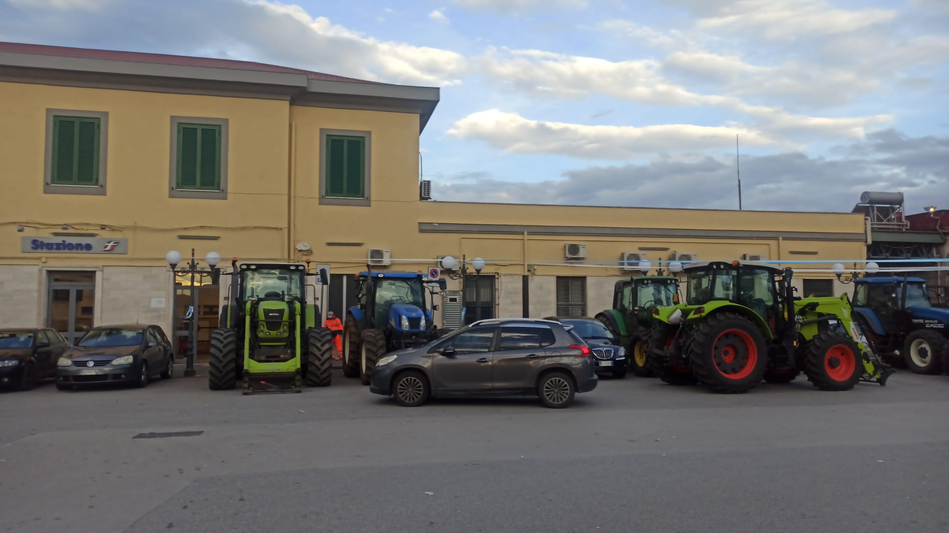 Un gruppo di trattori questa notte si è posizionato alla Stazione di Villa Literno. Appello alla calma